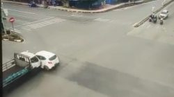 Terekam CCTV, Pengemudi Lori Kabur Usai Tabrak Honda Brio di Batam