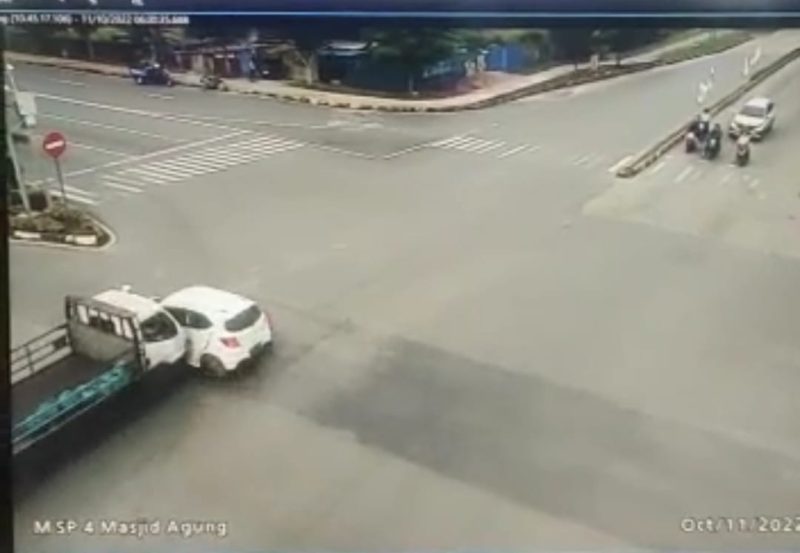 Terekam CCTV, Pengemudi Lori Kabur Usai Tabrak Honda Brio di Batam