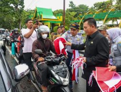 Gubernur Ansar Pimpin Pembagian 1.500 Bendera Merah Putih di Tanjungpinang