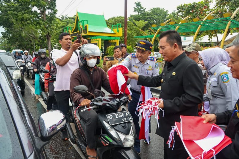 Gubernur Ansar Pimpin Pembagian 1500 Bendera Merah Putih di Tanjungpinang