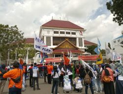 Buruh Kembali Unjuk Rasa di Kantor Wali Kota Batam