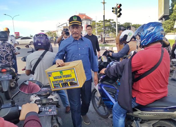 Wali Kota Batam Muhammad Rudi turun ke jalan menggalang dana untuk korban gempa Cianjur, Selasa (22/11). (Foto: Istimewa)
