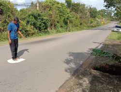 Diabaikan Pemkab, Warga Tutup Sendiri Jalan Berlubang Batu 22 Kijang