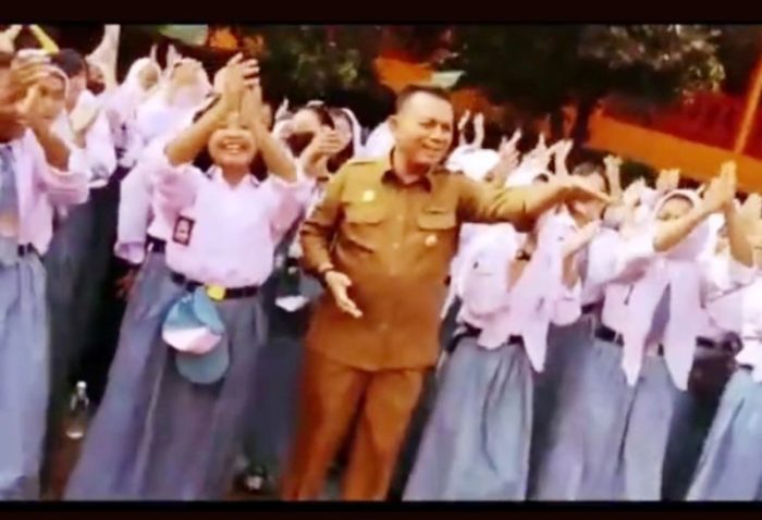 Gubernur Kepri ANsar Ahmad joget bareng pelajar SMKN di Batam. (Foto: Tangkapan layar video)