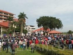 Flash: Ribuan Warga Kepung Kantor BP Batam