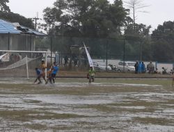 Sempat Dihentikan karena Hujan, Laga Sepak Bola Batam Vs Bintan Kembali Dipertandingkan