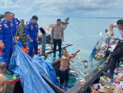 Kapolres Lingga Turun Langsung Bantu Evakuasi Kapal Karam