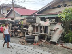 Truk Molen Terbalik dan Timpa Pagar Rumah Warga Jalan Pompa Air Tanjungpinang