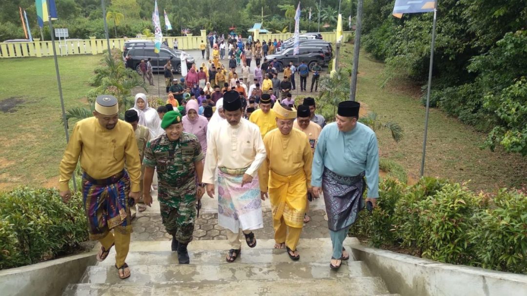 Wali Kota Batam Muhammad Rudi beserta jajaran mengunjungi Makam Nong Isa, Kamis (15/12).