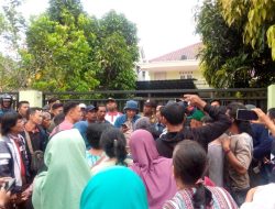 Puluhan PKL Tugu Sirih Tepilaut, Geruduk Rumah Gubernur Kepri