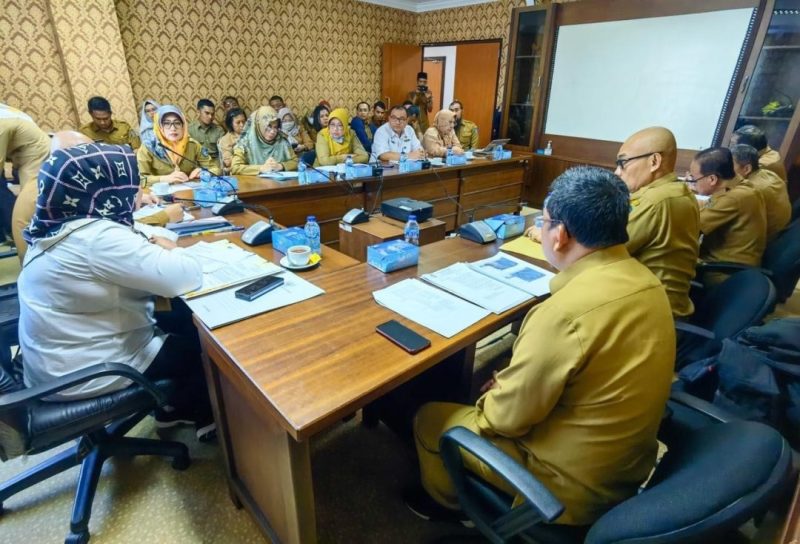Wakil Gubernur Kepulauan Riau Marlin Agustina memimpin rapat dengan Kepala OPD di Graha Kepri, Batam, Senin (19/12).
