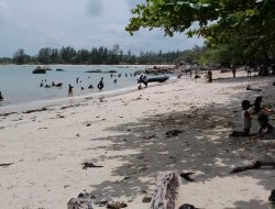 Pantai Trikora Mulai Dipadati Wisatawan Libur Akhir Tahun
