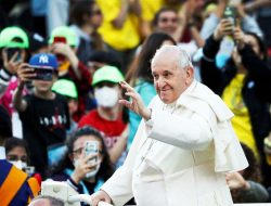 Rayakan Natal, Paus Fransiskus Singgung Perang Sebabkan Kemiskinan