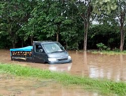 Hujan Deras, Jalan Raja Isa Batam Banjir Selutut Orang Dewasa