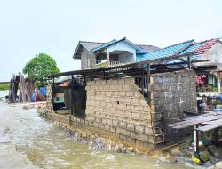 Toilet Umum Pamak Laut Karimun Roboh Usai Dihantam Gelombang Pasang