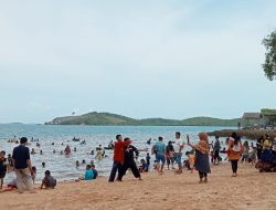 Pantai Biru Sehati Batam Dipadati Pengunjung saat Libur Tahun Baru 2023
