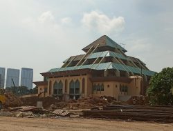 Atap Limas Beton Masjid Agung Batam Mulai Dibongkar