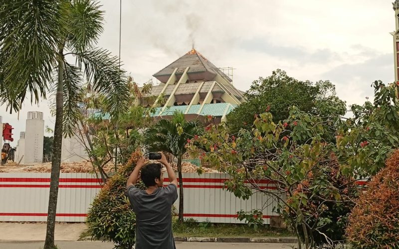 Atap Masjid Agung Batam Terbakar