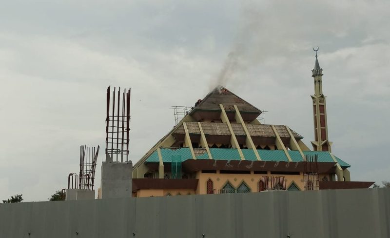 Atap Masjid Agung Batam Terbakar