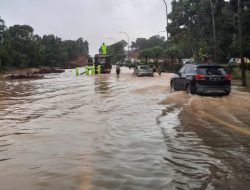 Arus Jalan Utama Menuju Bandara Hang Nadim Batam Terendam Banjir Setinggi Paha