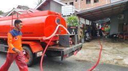 Warga Kesulitan Air Bersih Pascabanjir Rob, BPBD Tanjungpinang Langsung Bagikan 10 Ton