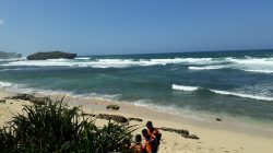 Dispar Kepri Imbau Waspada Cuaca Ekstrem Saat Berlibur ke Pantai