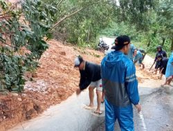 Warga Gotong Royong Bersihkan Longsor di Bukit Kemuning Batam
