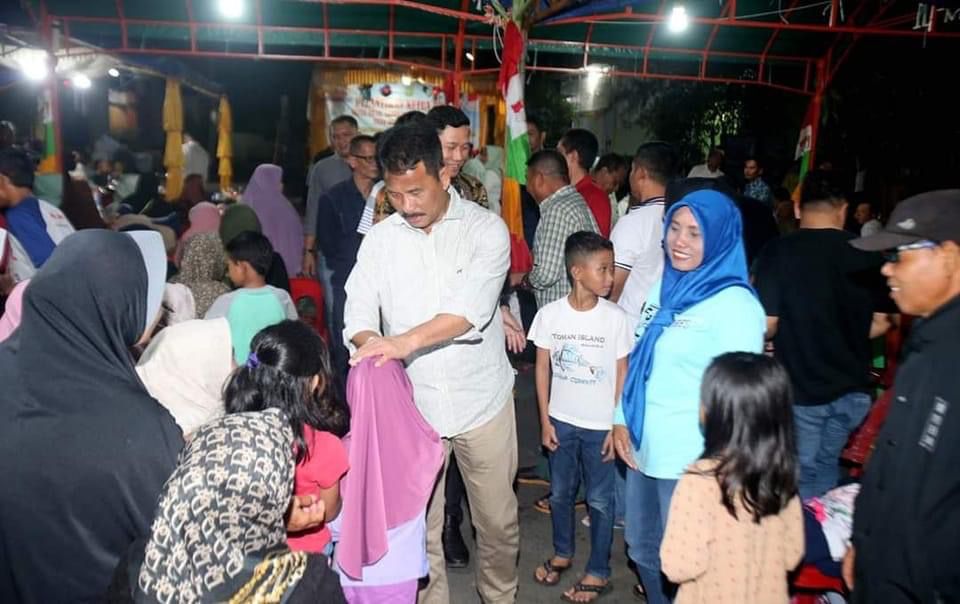 Wali Kota/Kepala BP Batam Muhammad Rudi menyapa anak-anak di sela menghadiri pelantikan Ketua RW 043 beserta sejumlah ketua RT di Batam Kota, Sabtu (11/3).