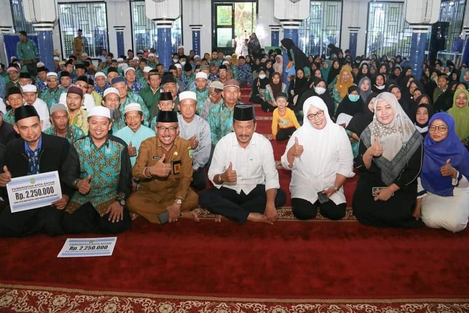 Wali Kota Batam Muhammad Rudi duduk lesehan bersama Ketua TP-PKK Kota Batam Marlin Agustina dan ratusan tokoh agama di Masjid Istiqomah, Bengkong Abadi, Senin (27/3).
