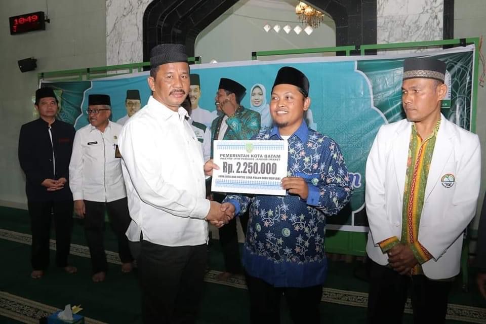 Wali Kota Batam Muhammad Rudi menyerahkan insentif secara simbolis kepada tokoh agama. (Foto: Istimewa)