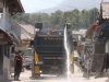Polisi Bersihkan Jalan Usai Dihujani Abu Vulkanik Erupsi Gunung Merapi di Magelang