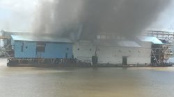Kapal Keruk Timah Terbakar di Perairan Karimun