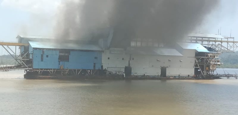 Kapal Keruk Timah Terbakar di Perairan Karimun
