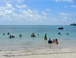 Pantai Trikora Pilihan Warga Berlibur saat Lebaran di Pulau Bintan