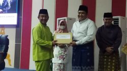 Ketua DPRD Kabupaten Bintan, Agus Wibowo menerima dokumen LKPJ Bupati Kabupaten Bintan Akhir Tahun 2022 dari Bupati Kabupaten Bintan, Roby Kurniawan.