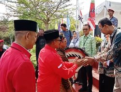 Bacaleg PDIP Bintan Daftar ke KPU Diiringi Kesenian Kuda Lumping