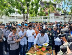 Wali Kota Batam Beri Tumpeng ke Buruh saat Peringati May Day 2023