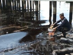 Limbah Hitam Cemari Laut Kampung Melayu Batam