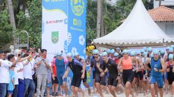 Wali Kota Batam Muhammad Rudi melepas peserta lomba Batam Triathlon, Sabtu (20/5/2023).