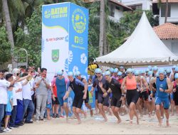 Rudi Lepas Lomba Batam Triathlon 2023