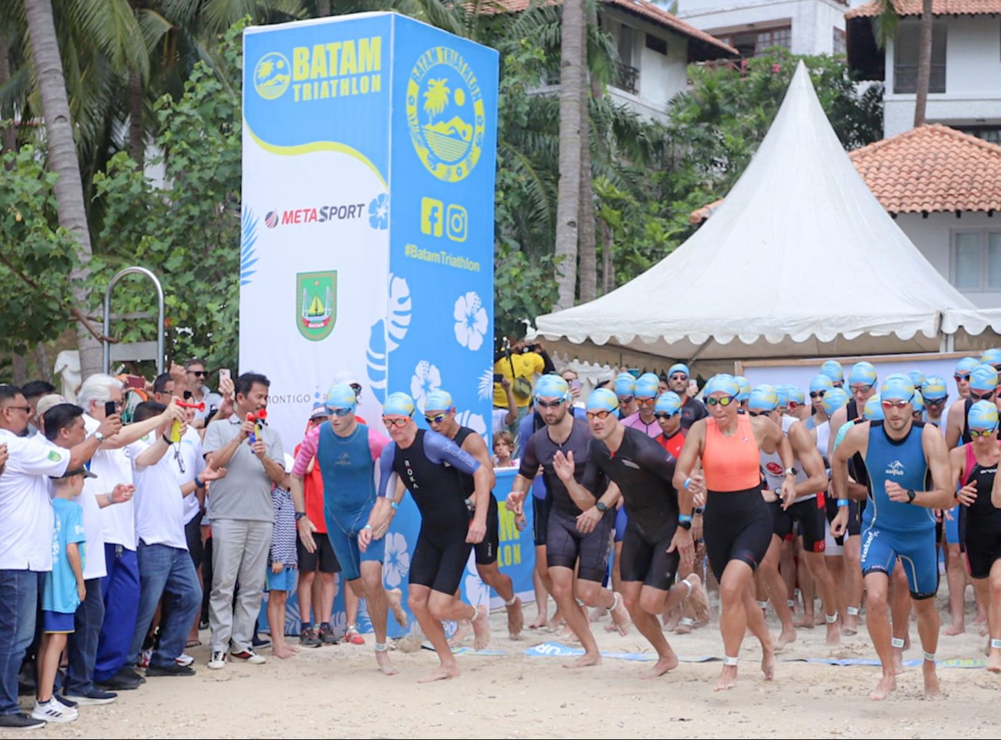 Wali Kota Batam Muhammad Rudi melepas peserta lomba Batam Triathlon, Sabtu (20/5/2023).