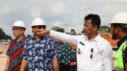 Kepala BP Muhammad Rudi meninjau pembangunan Bundaran Bandar Udara Internasional Hang Nadim Batam, Rabu (7/6/2023).