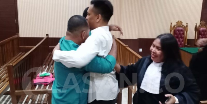 Arif dan Samsuri Menangis dan Berpelukan Usai Divonis Bebas di Pengadilan Tipikor Tanjungpinang