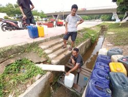 Krisis Air Bersih di Batam, Warga Rela Ambil Air di Parit