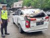 Toyota Calya Putih Ringsek Ditimpa Pohon Akasia di Karimun