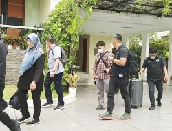 Petugas KPK Bawa Dua Koper Usai Geledah Rumah Andhi Pramono di Batam