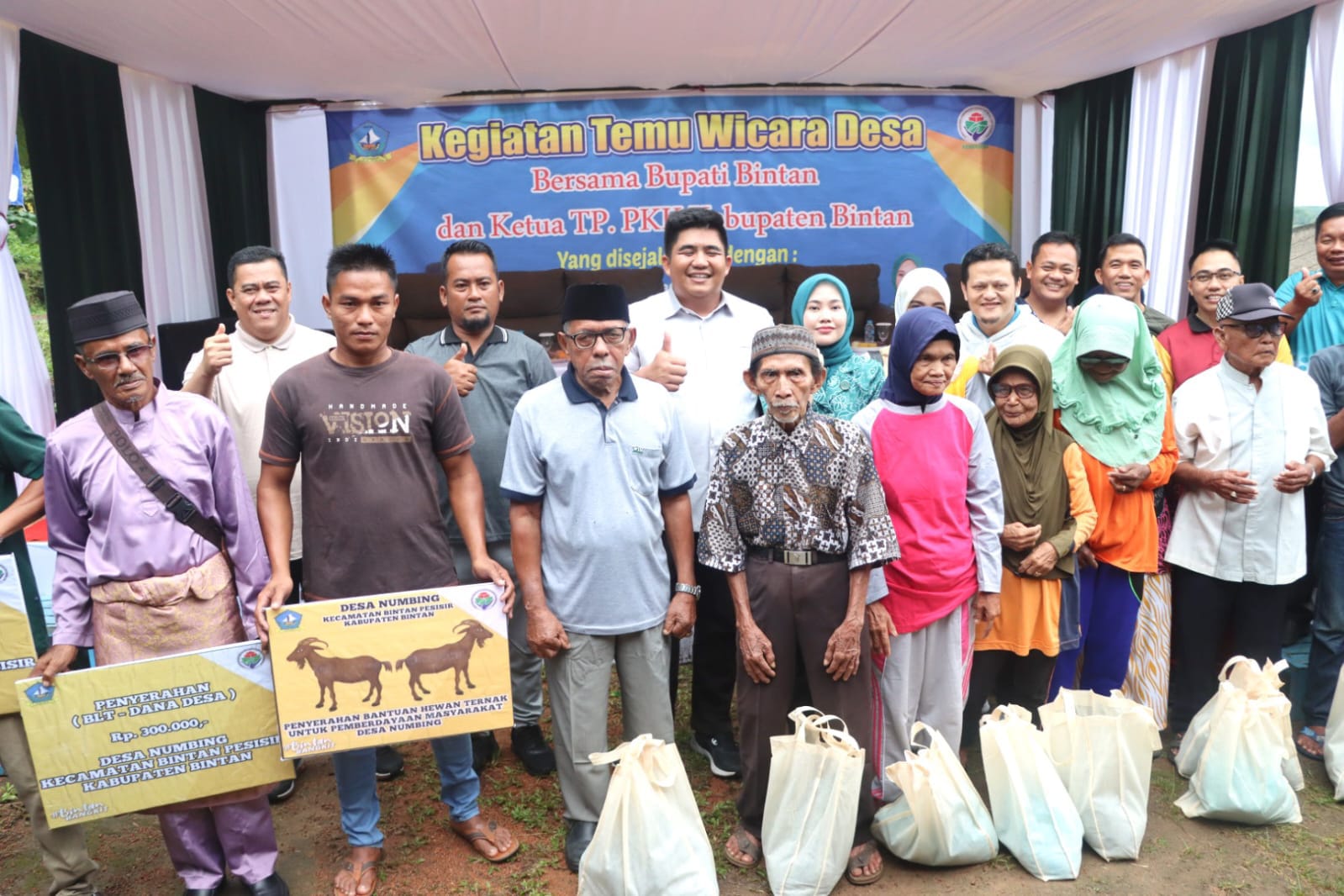 Foto bersama Bupati Bintan, Roby Kurniawan beserta Hafizah Ramdhani, Sekda, Dandim 0315TPI, Kapolres Bintan, Dansatrad 213Bintan dan masyarakat Desa Numbing.