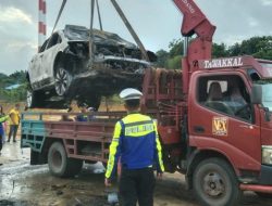 Mobil Mazda Hangus Terbakar di Jalan Arah Bandara Batam