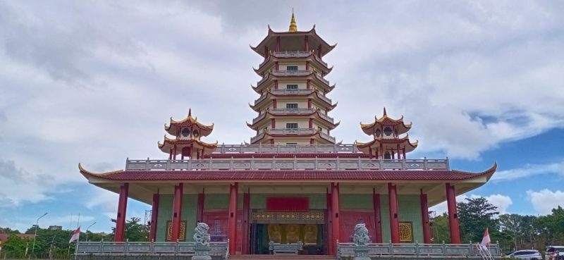 Pagoda Sata-Saharsa Buddha di Tanjungpinang,