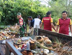 Polres Karimun dan TNI Serta Masyarakat Gotong Royong Bersihkan Sampah di Tujuh Titik